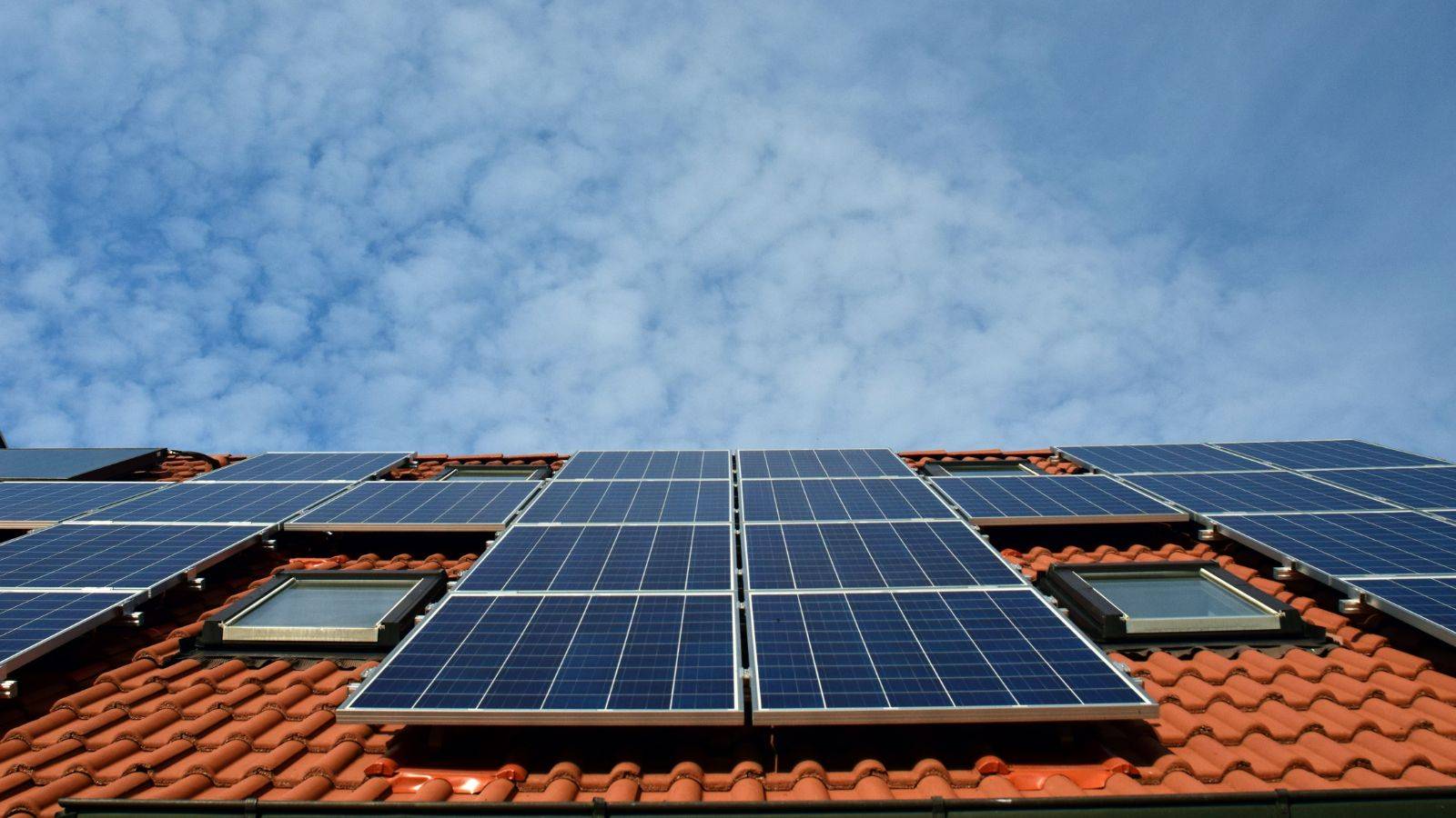 Installation professionnelle de panneaux photovoltaïques domestiques sur son toit à Nîmes dans le Gard