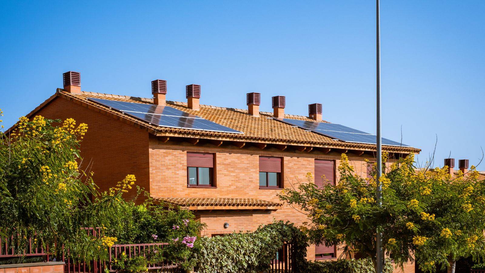 Trouver une entreprise spécialisée dans la pose de panneaux solaires monocristallins pour maison individuelle à Montpellier dans l'Hérault